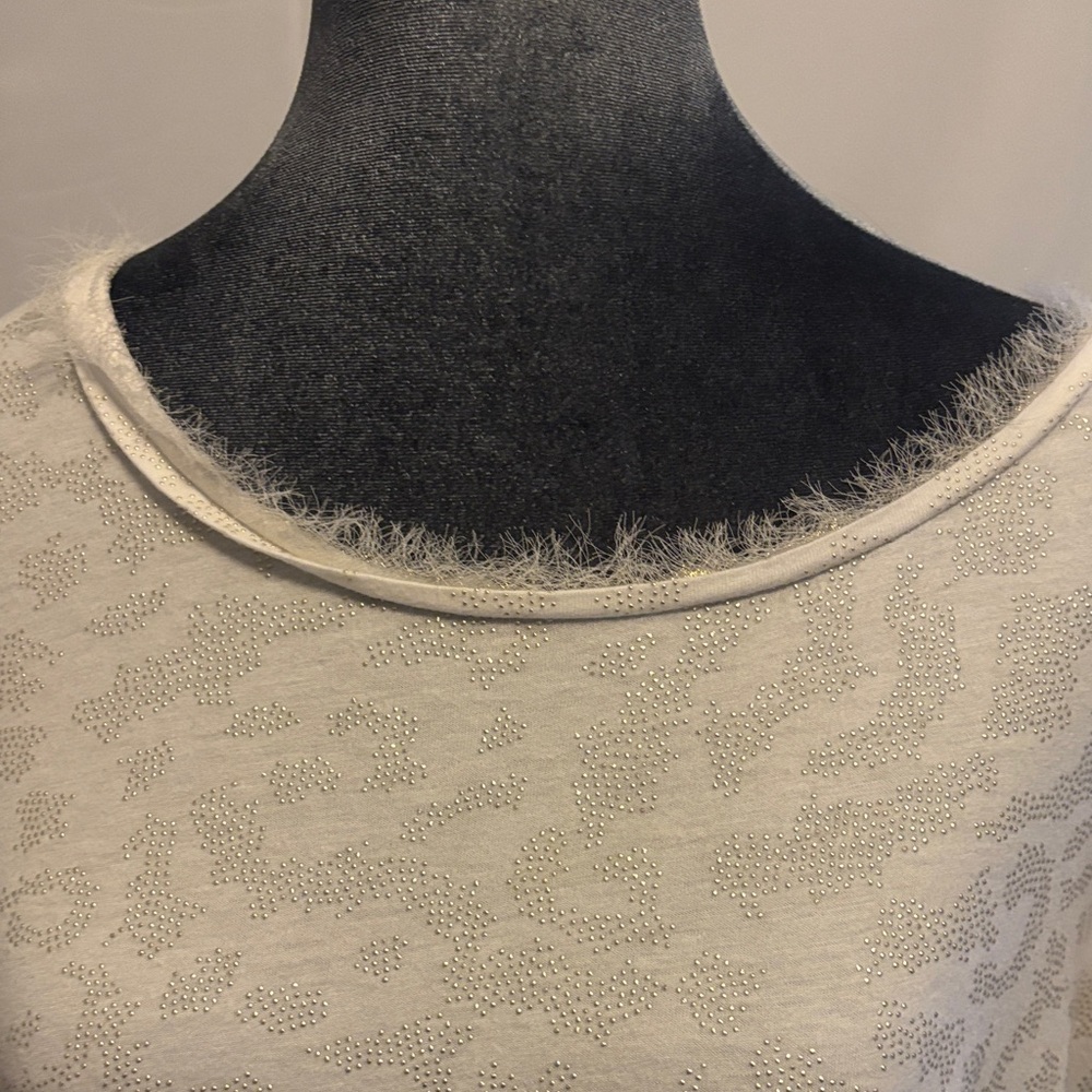 Chic Size 2 White Patterned Women's Tee - image 2